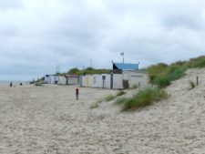 Cabanes de plage colorées près du phare de Texel